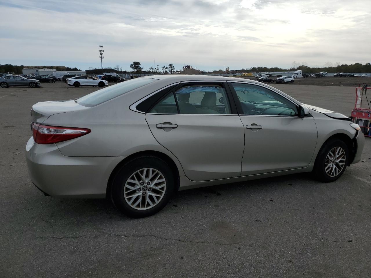 2016 TOYOTA CAMRY LE - Фото 3