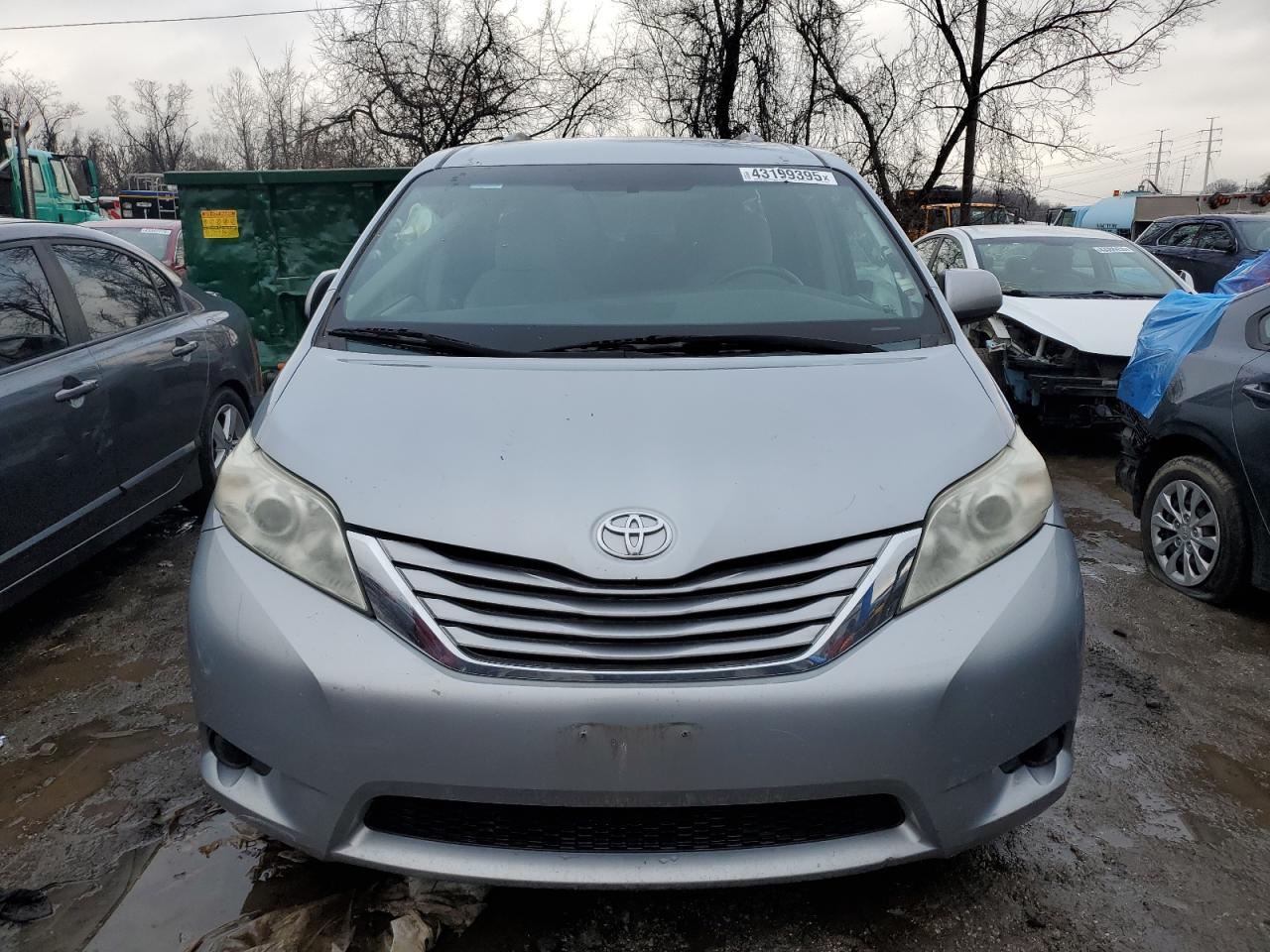 2015 TOYOTA SIENNA LE - Фото 5