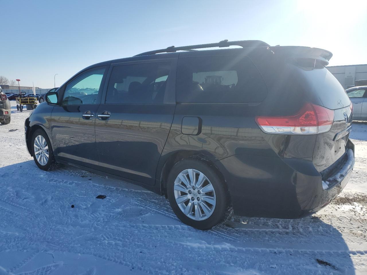 2011 TOYOTA SIENNA XLE - Фото 2