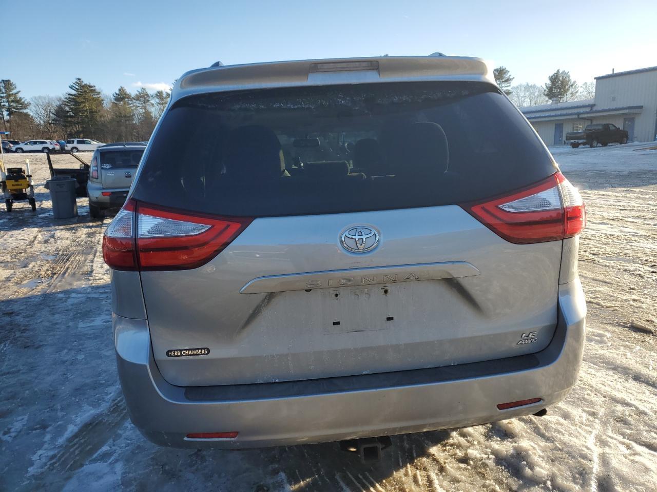 2015 TOYOTA SIENNA LE - Фото 6