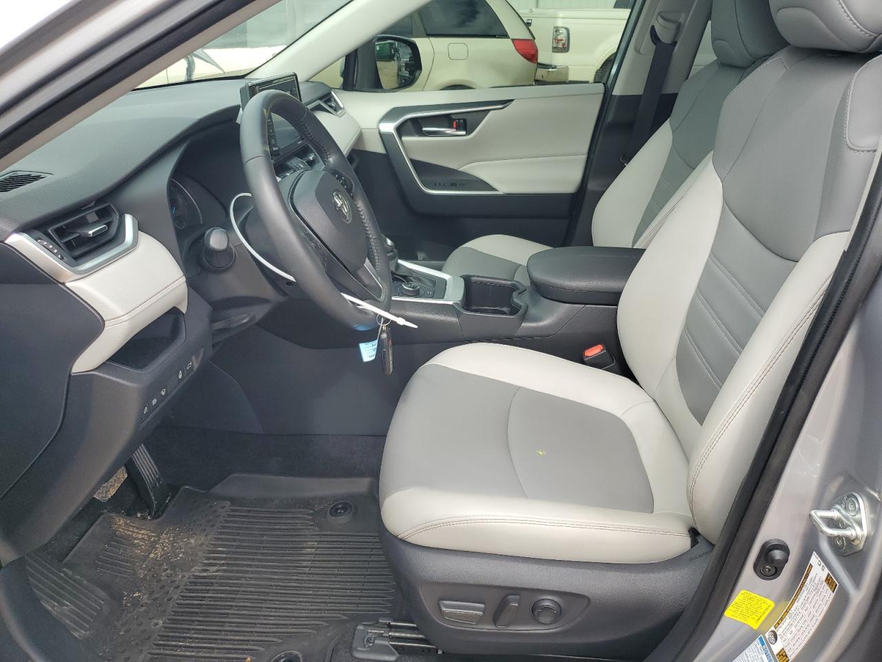 2022 TOYOTA RAV4 XLE P - Фото 7