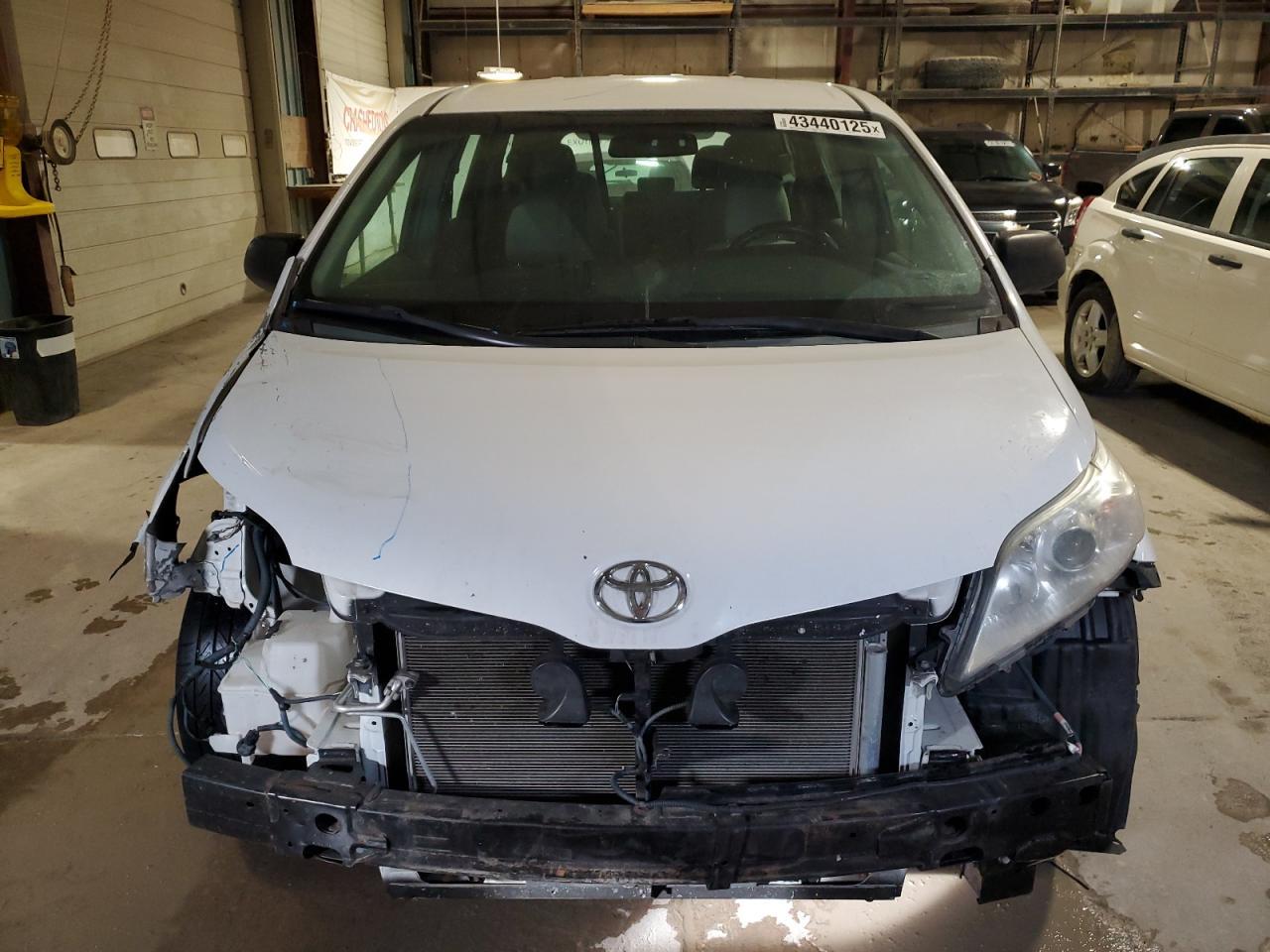 2015 TOYOTA SIENNA - Фото 5