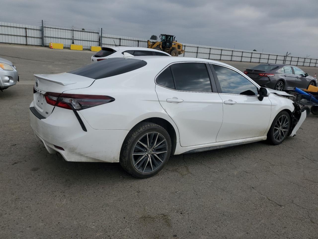 2021 TOYOTA CAMRY SE - Фото 3