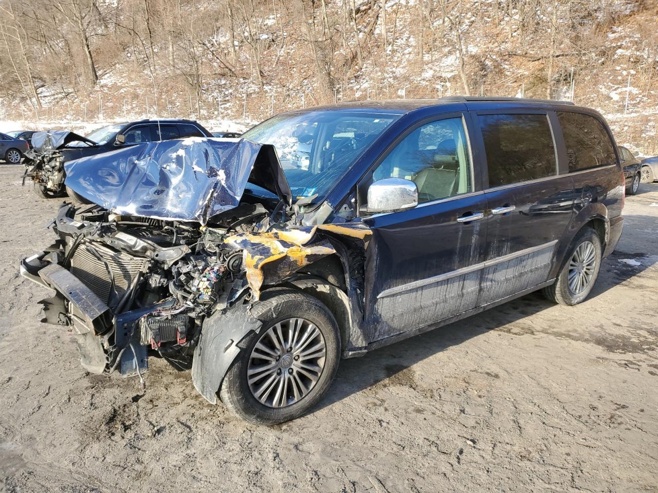 2014 CHRYSLER TOWN & COU