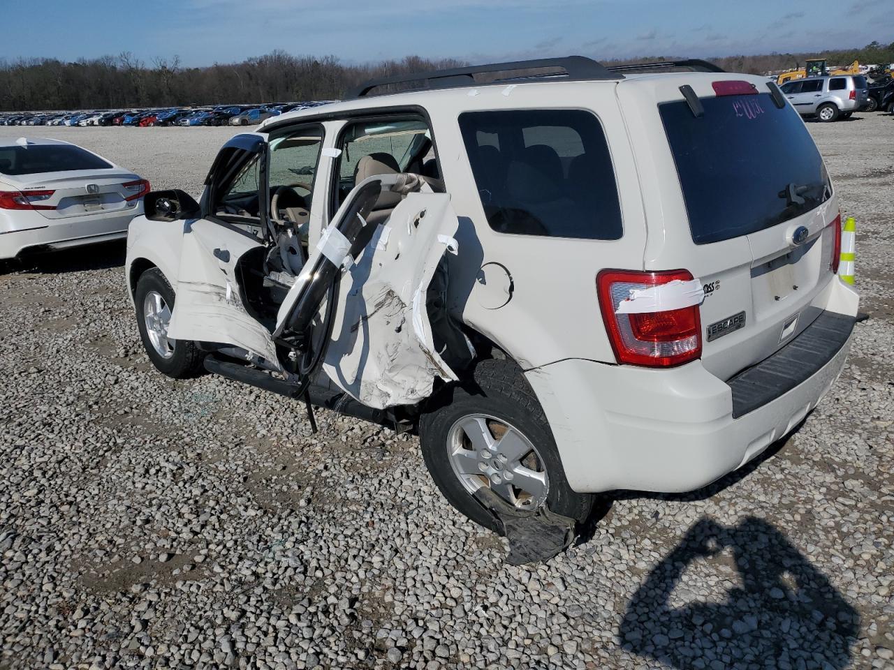 2010 FORD ESCAPE XLT - Image 2