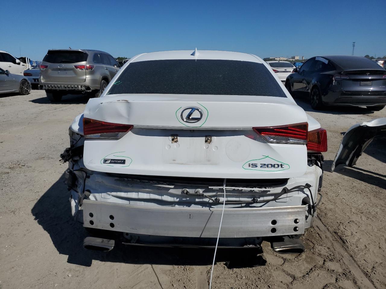 2017 LEXUS IS 200T - Фото 6