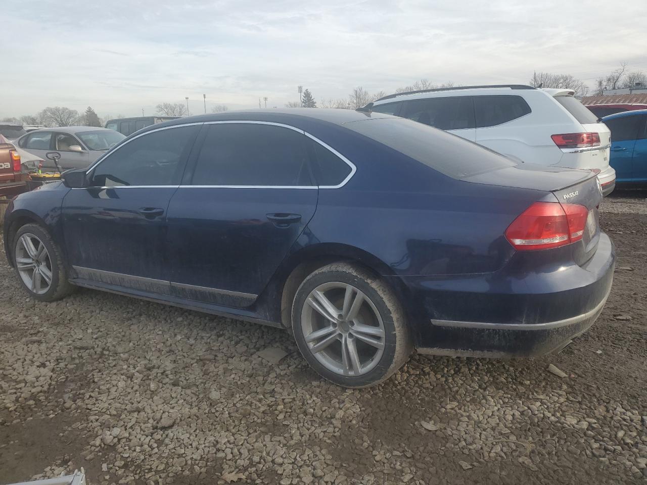 2013 VOLKSWAGEN PASSAT SEL - Фото 2
