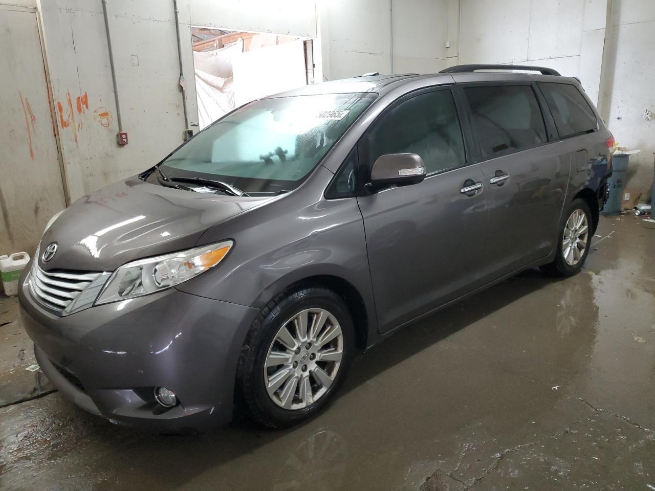 2013 TOYOTA SIENNA XLE