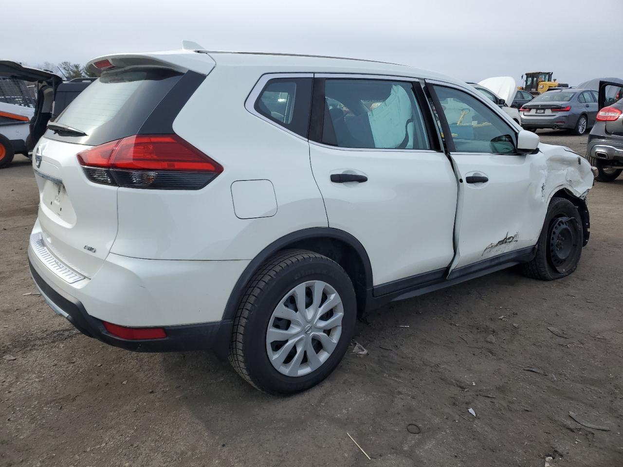 2017 NISSAN ROGUE SV - Image 3