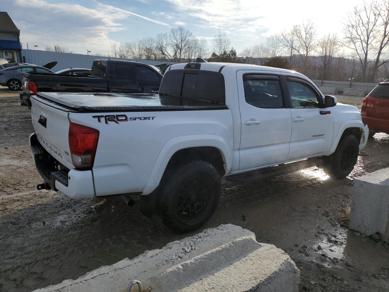 2017 TOYOTA TACOMA DOU - Фото 3