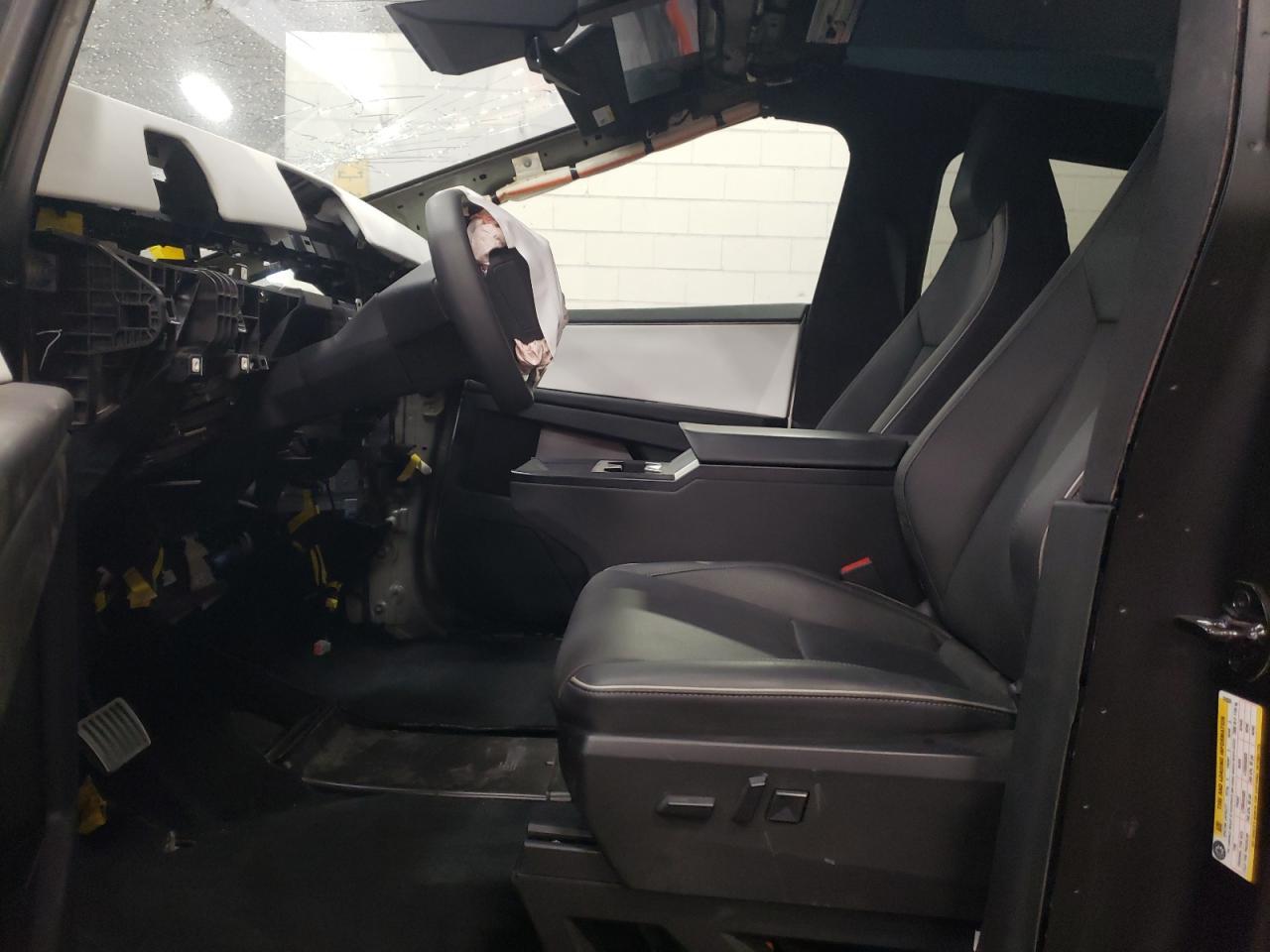 2024 TESLA CYBERTRUCK - Image 7