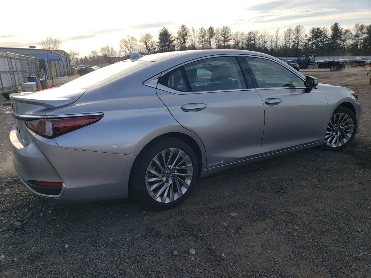 2022 LEXUS ES 300H BA - Image 3