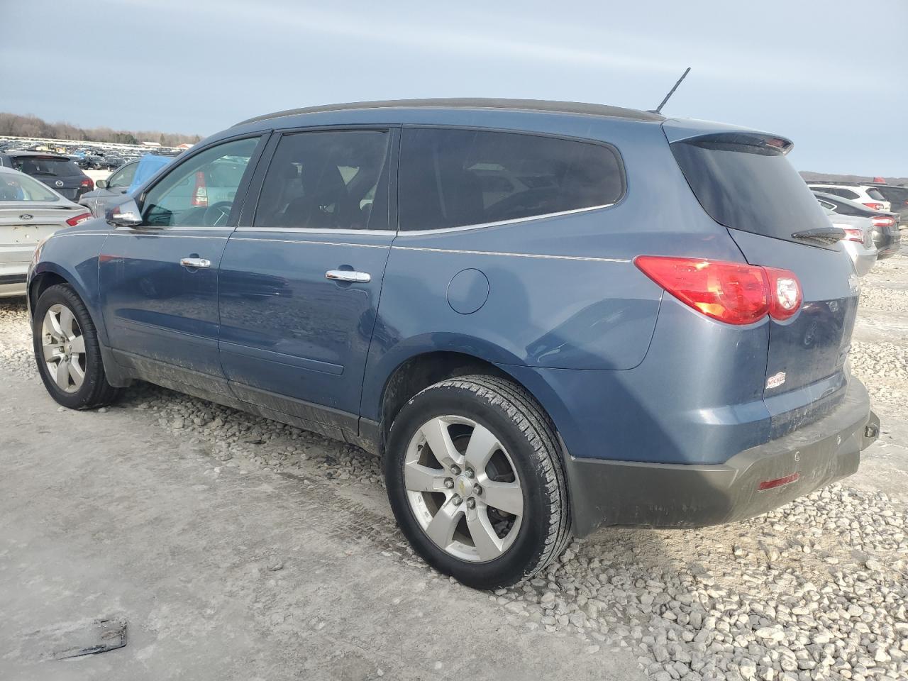 2012 CHEVROLET TRAVERSE L - Image 2
