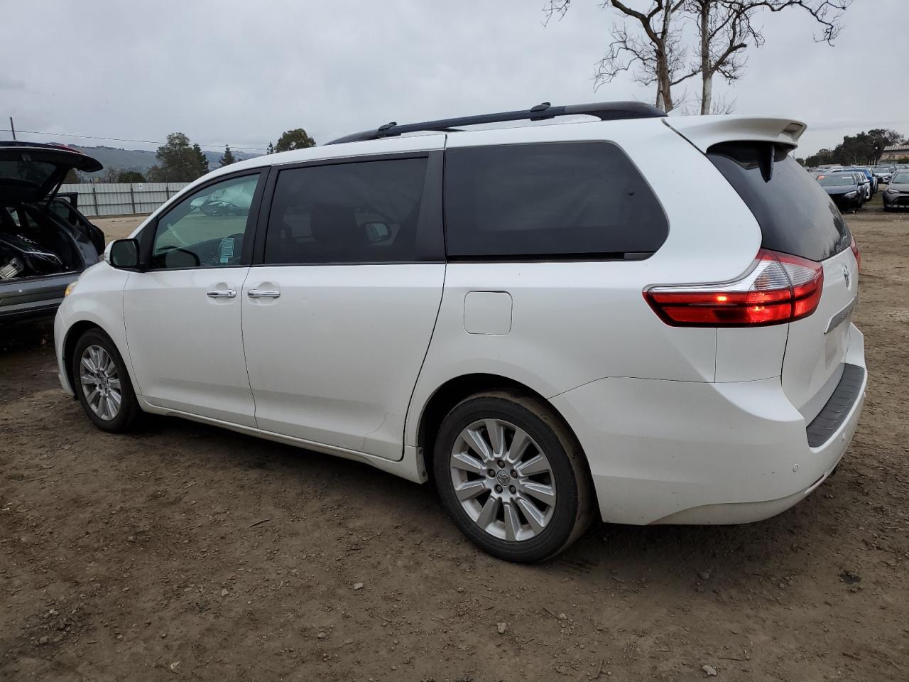 2015 TOYOTA SIENNA XLE - Фото 2