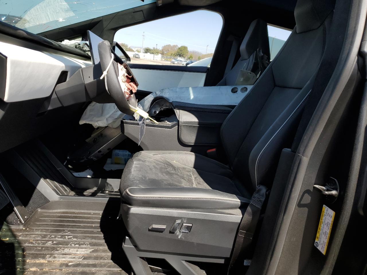 2024 TESLA CYBERTRUCK - Image 7