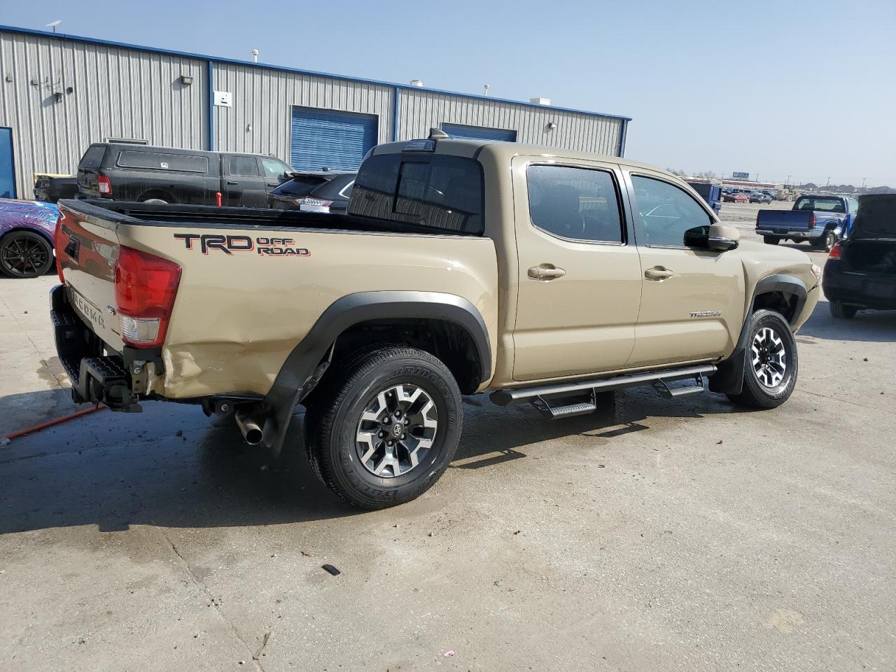 2017 TOYOTA TACOMA DOU - Фото 3