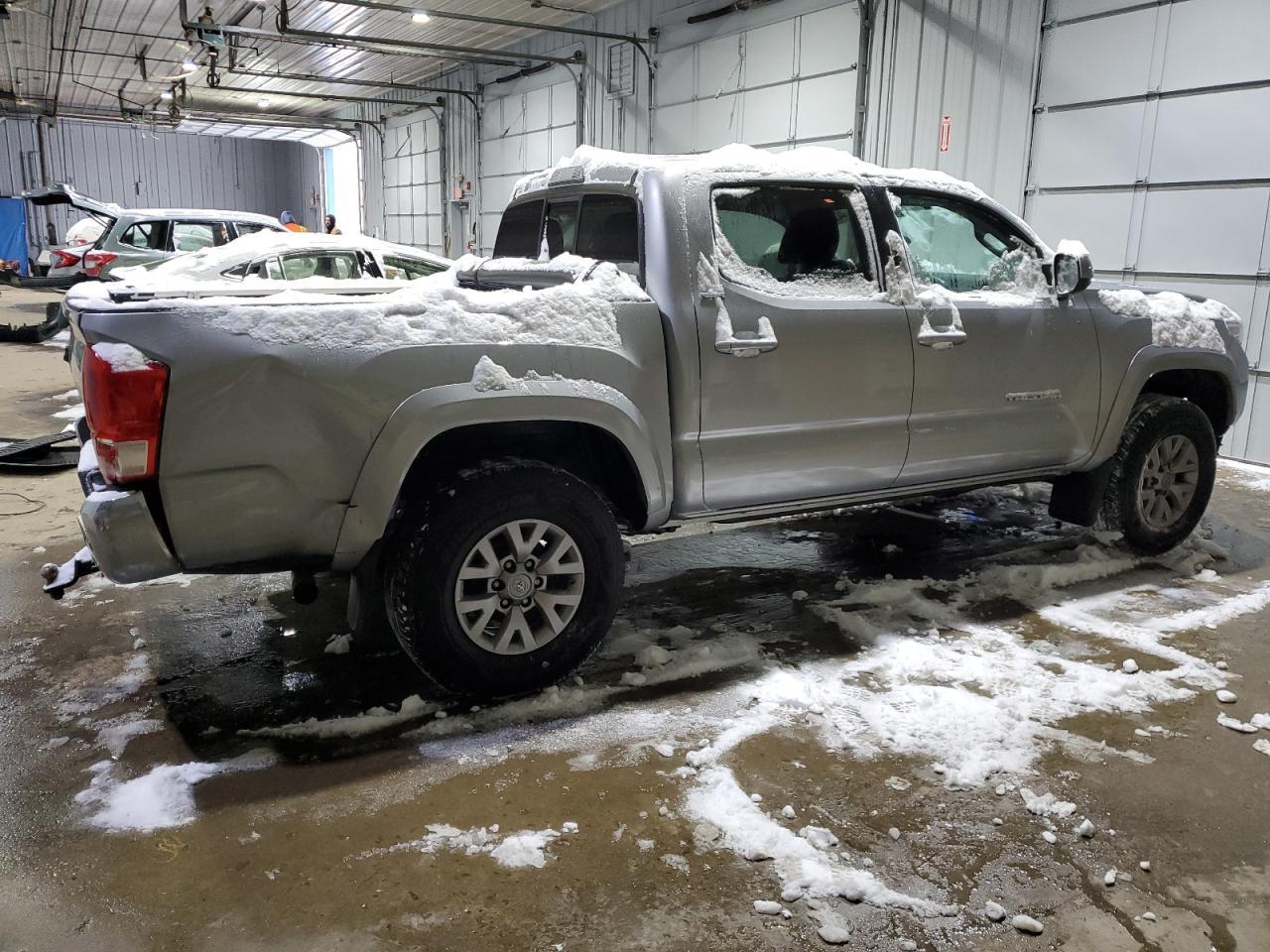 2017 TOYOTA TACOMA DOU - Фото 3