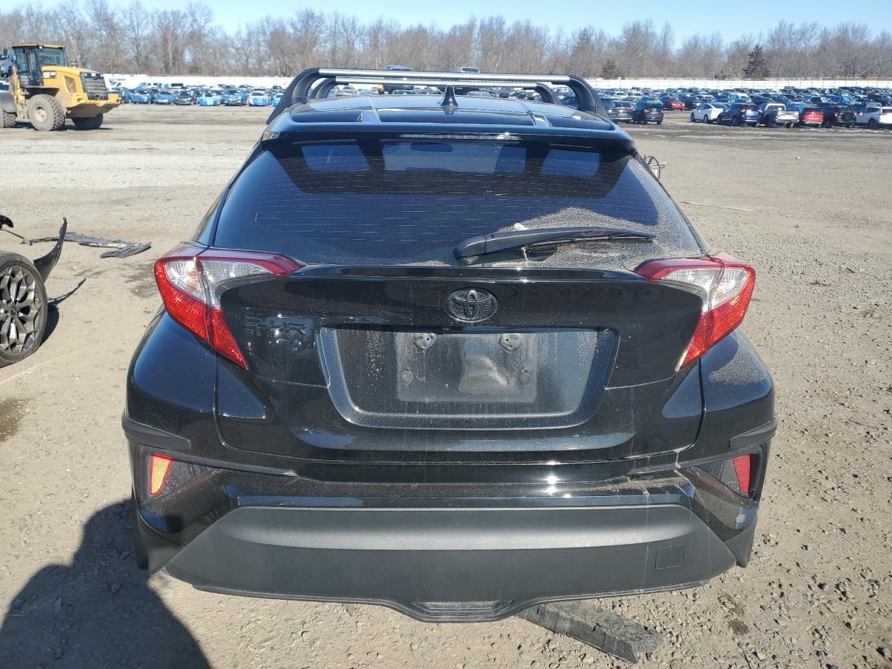 2022 TOYOTA C-HR XLE - Image 6