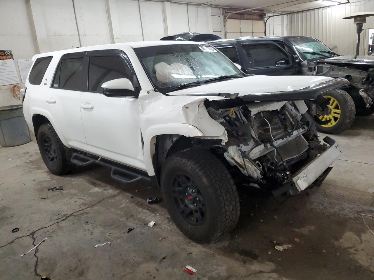 2017 TOYOTA 4RUNNER SR - Фото 4