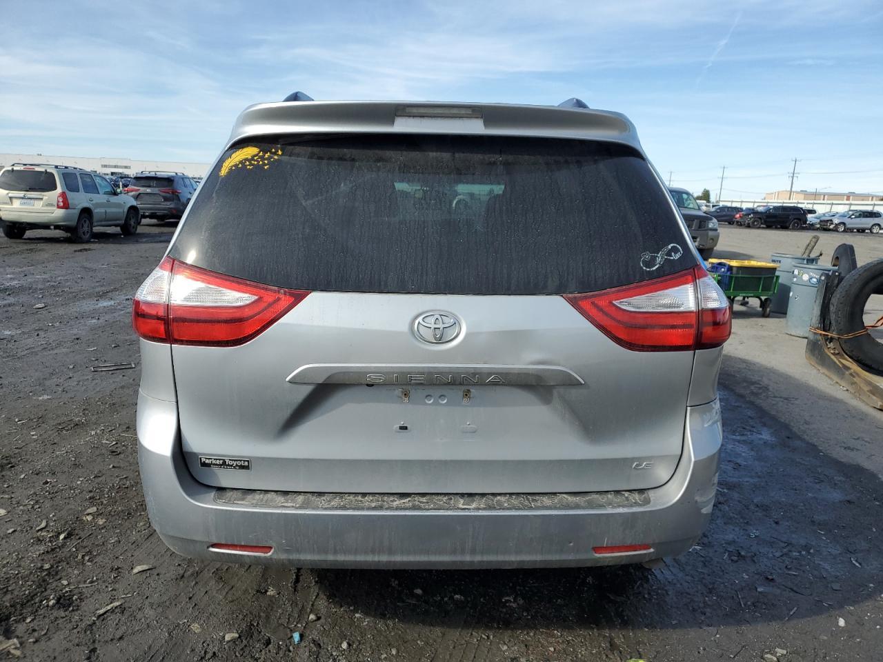 2015 TOYOTA SIENNA LE - Фото 6