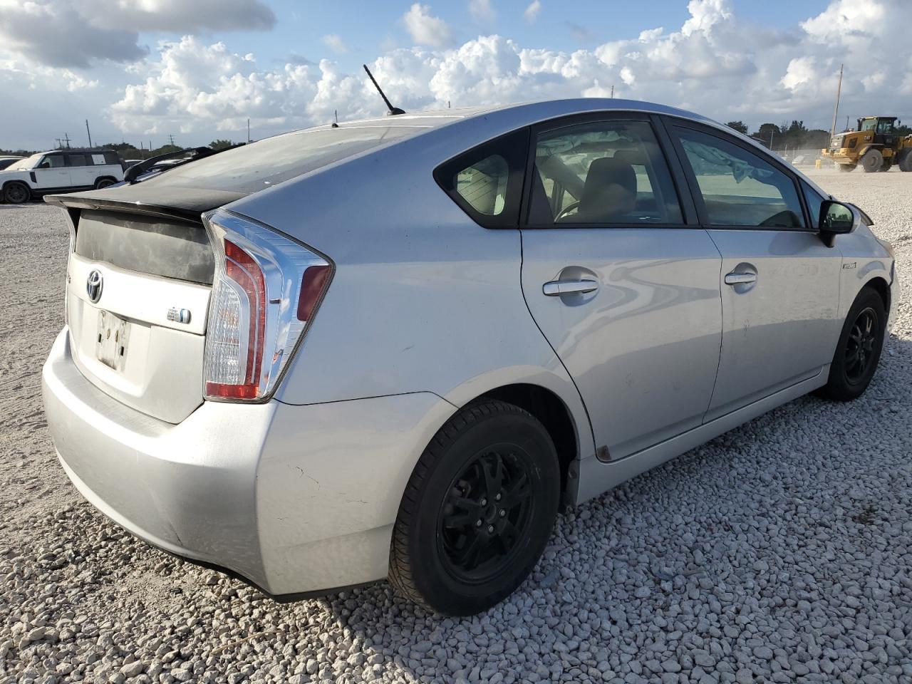 2015 TOYOTA PRIUS - Фото 3
