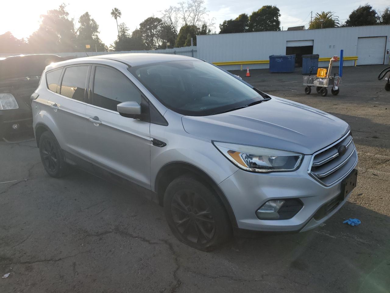 2017 FORD ESCAPE SE - Image 4