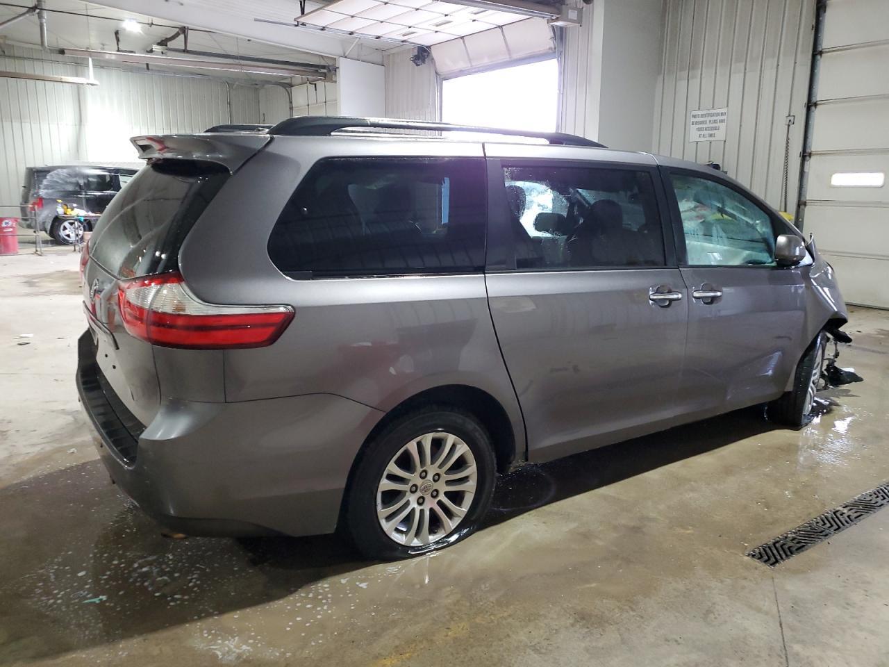 2015 TOYOTA SIENNA XLE - Фото 3