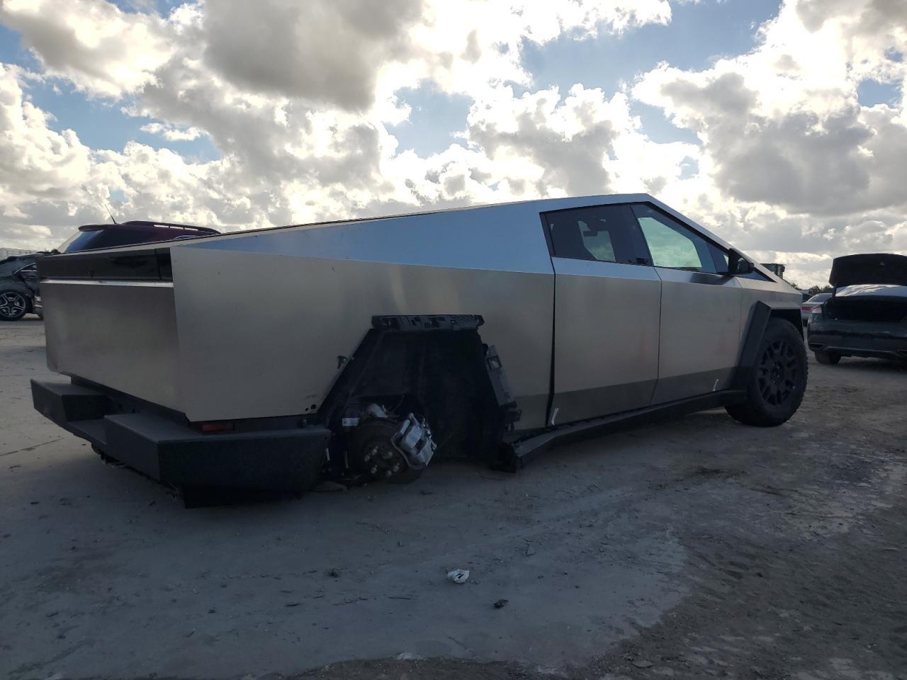 2024 TESLA CYBERTRUCK - Image 3