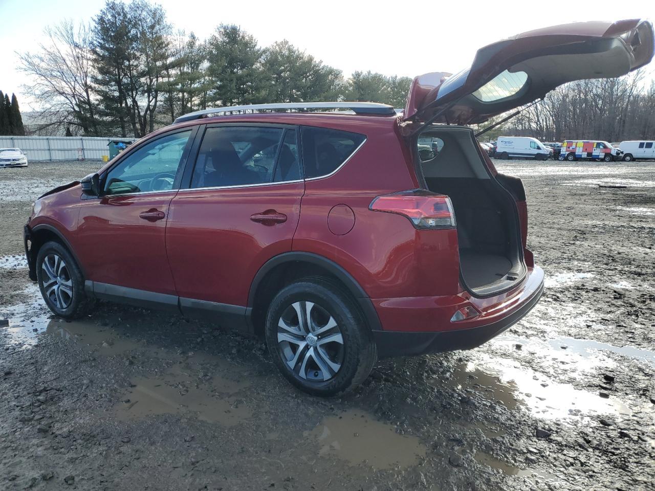 2018 TOYOTA RAV4 LE - Фото 2