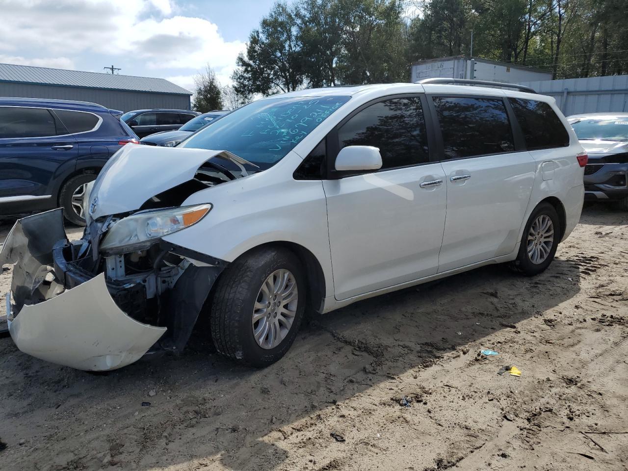 2015 TOYOTA SIENNA XLE