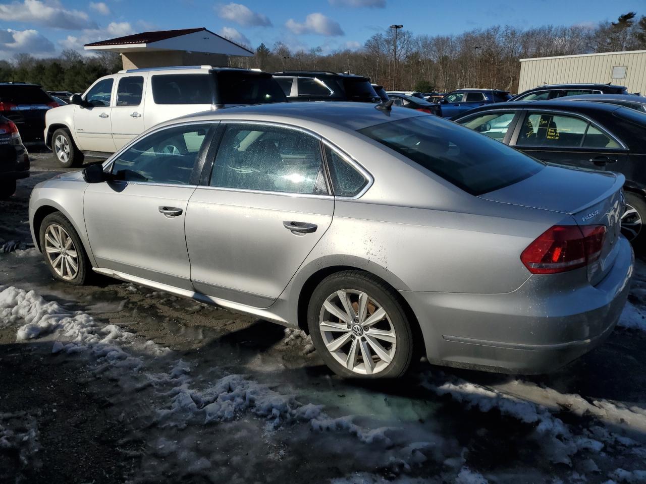 2013 VOLKSWAGEN PASSAT SEL - Image 2