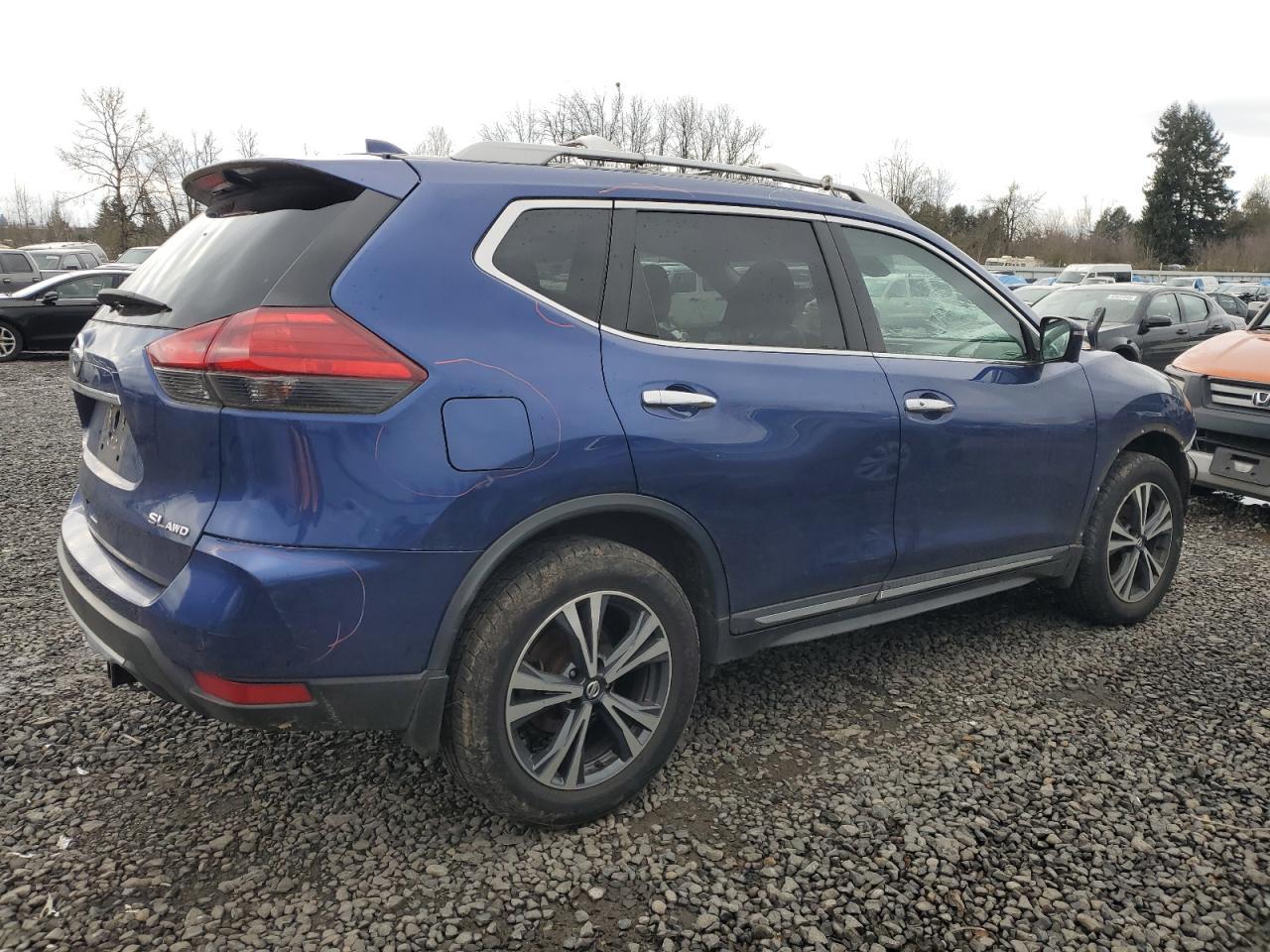 2017 NISSAN ROGUE SV - Image 3