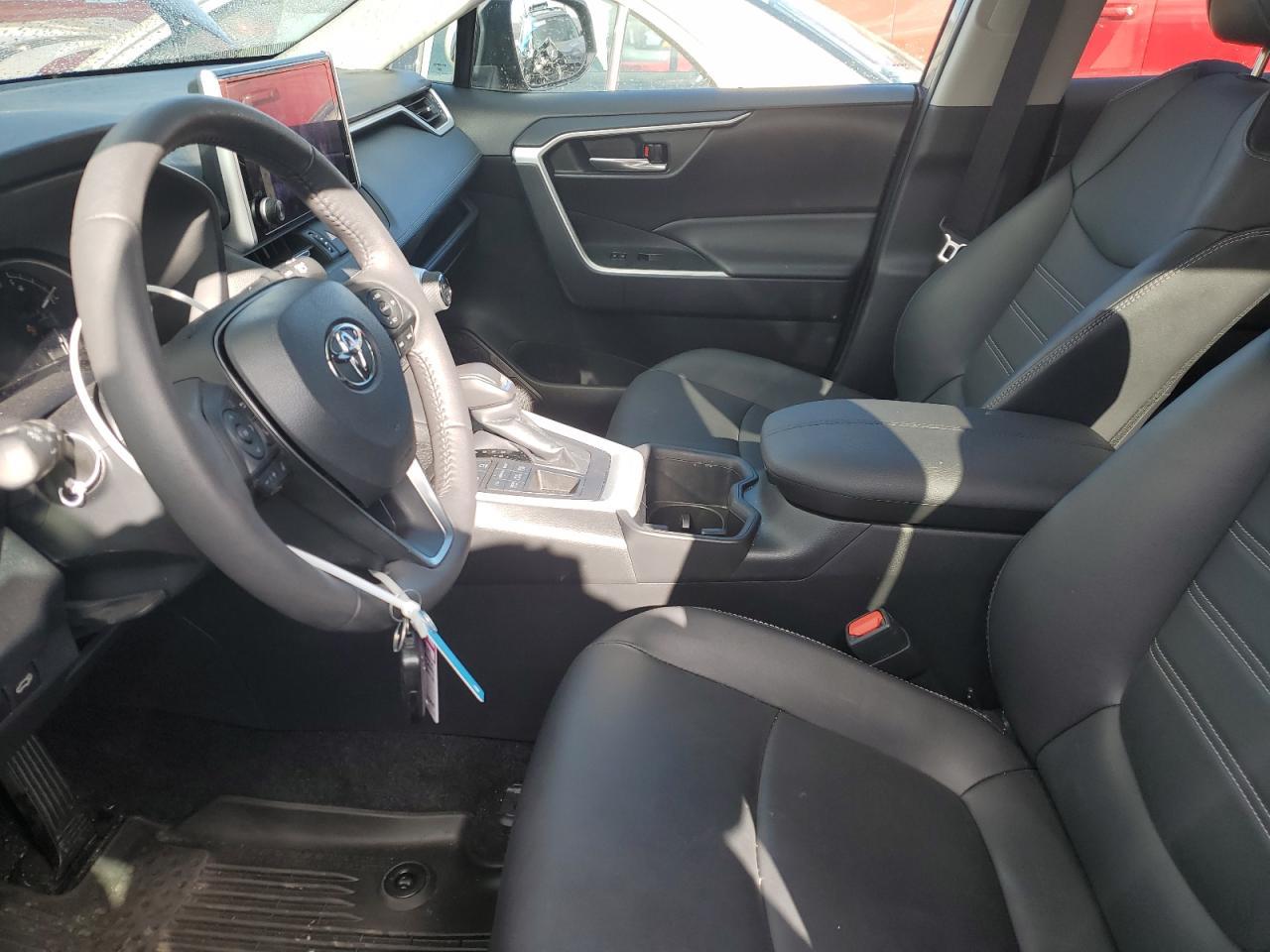2024 TOYOTA RAV4 XLE P - Фото 7