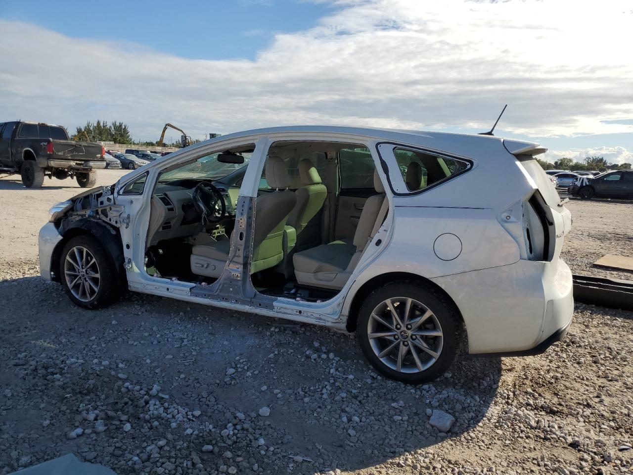 2016 TOYOTA PRIUS V - Фото 2