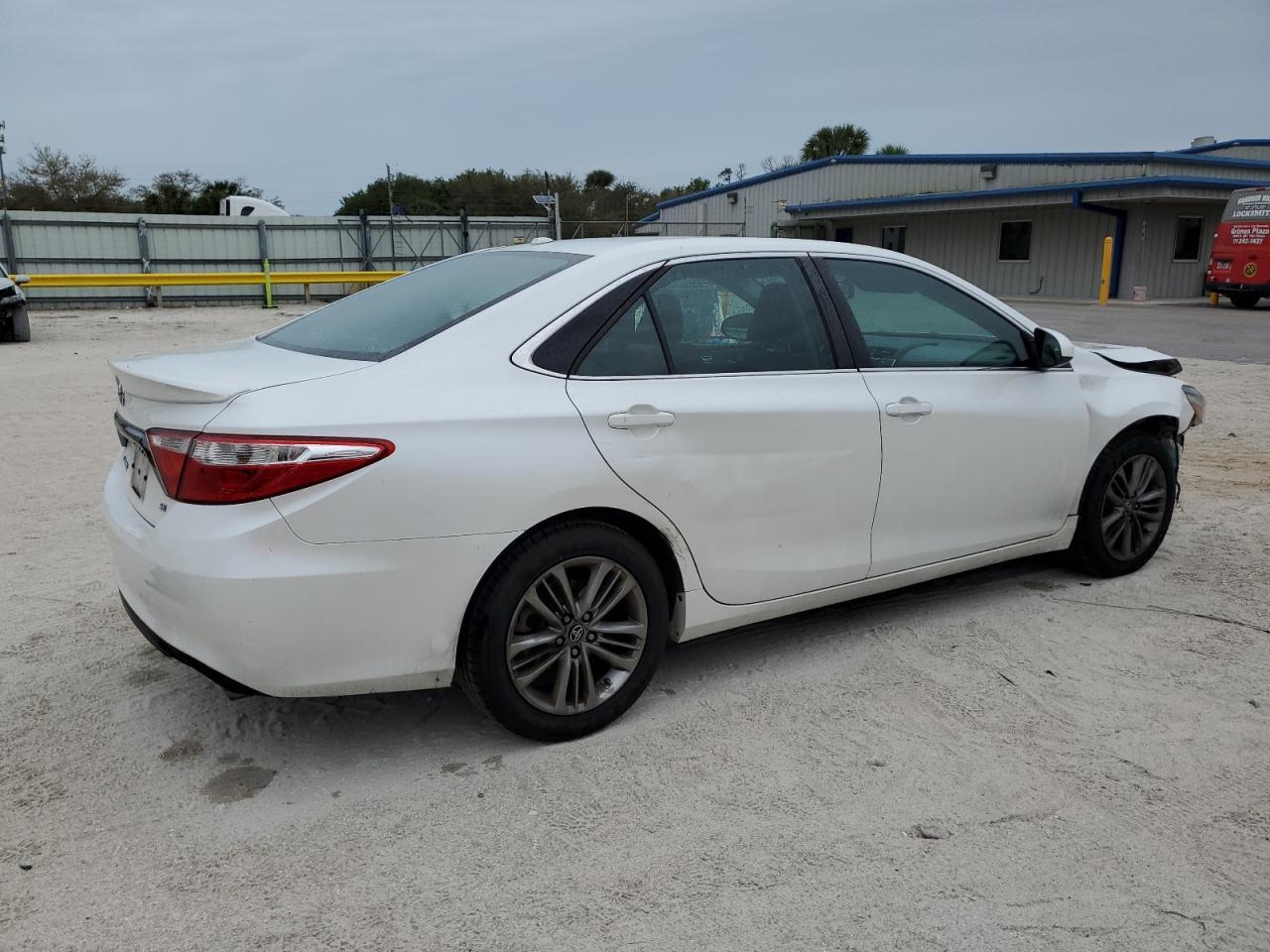 2016 TOYOTA CAMRY LE - Фото 3