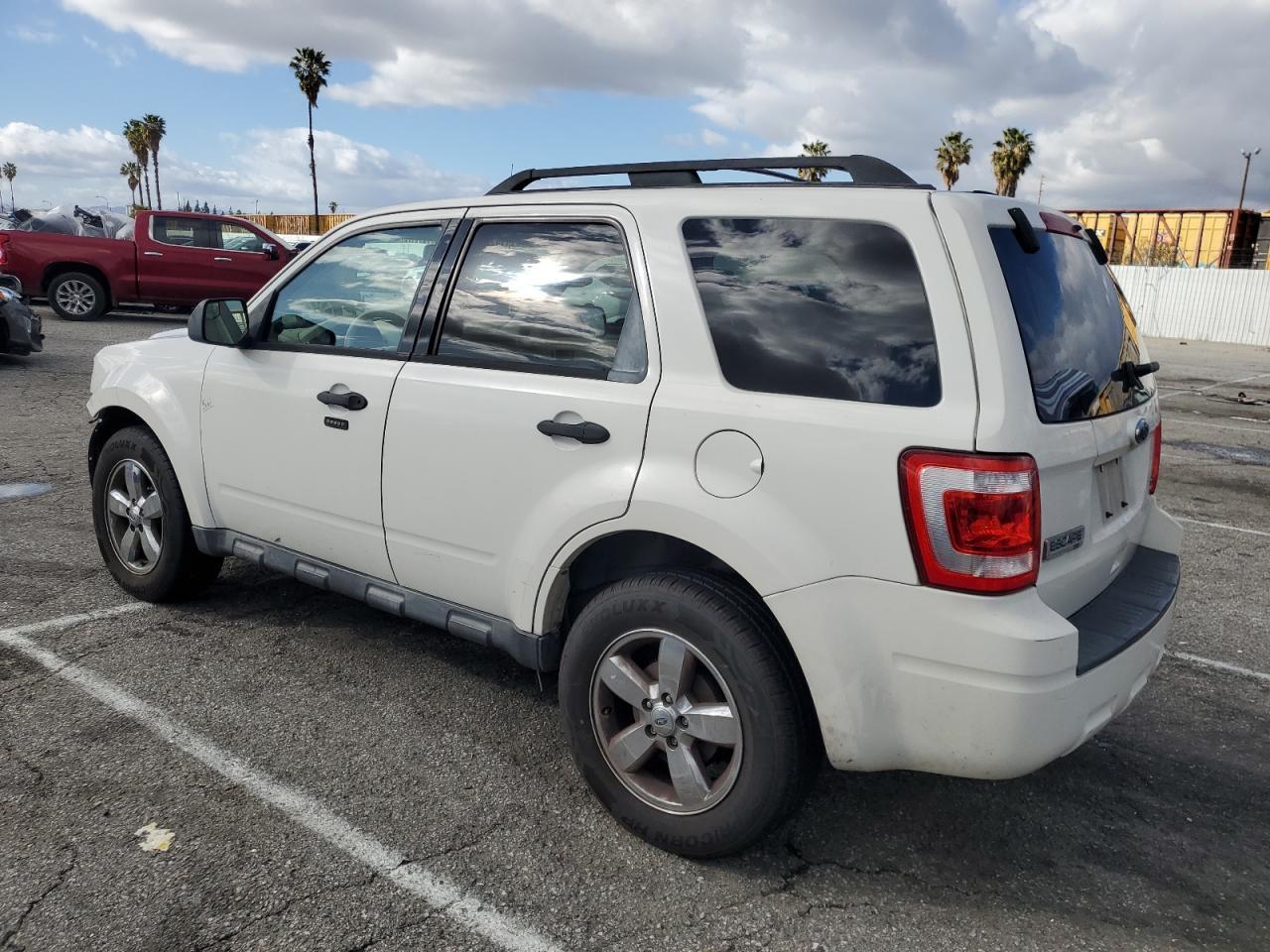 2010 FORD ESCAPE XLT - Image 2