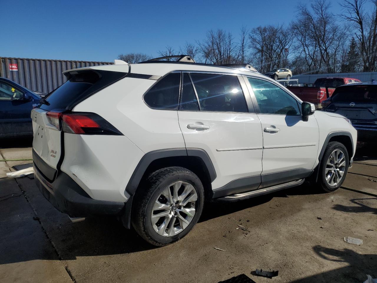 2019 TOYOTA RAV4 XLE P - Фото 3