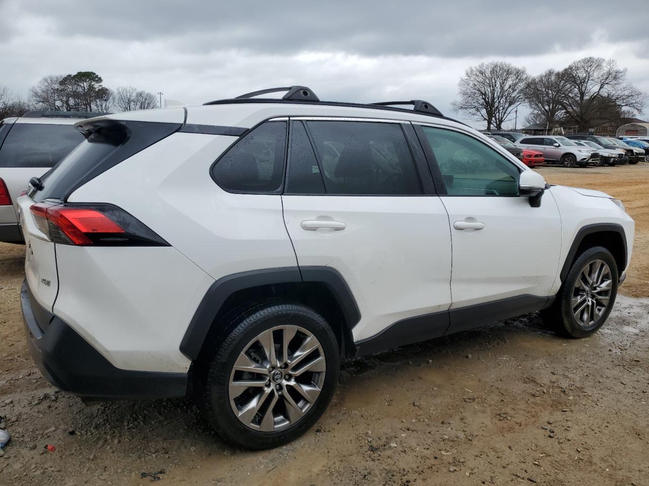 2020 TOYOTA RAV4 XLE P - Фото 3