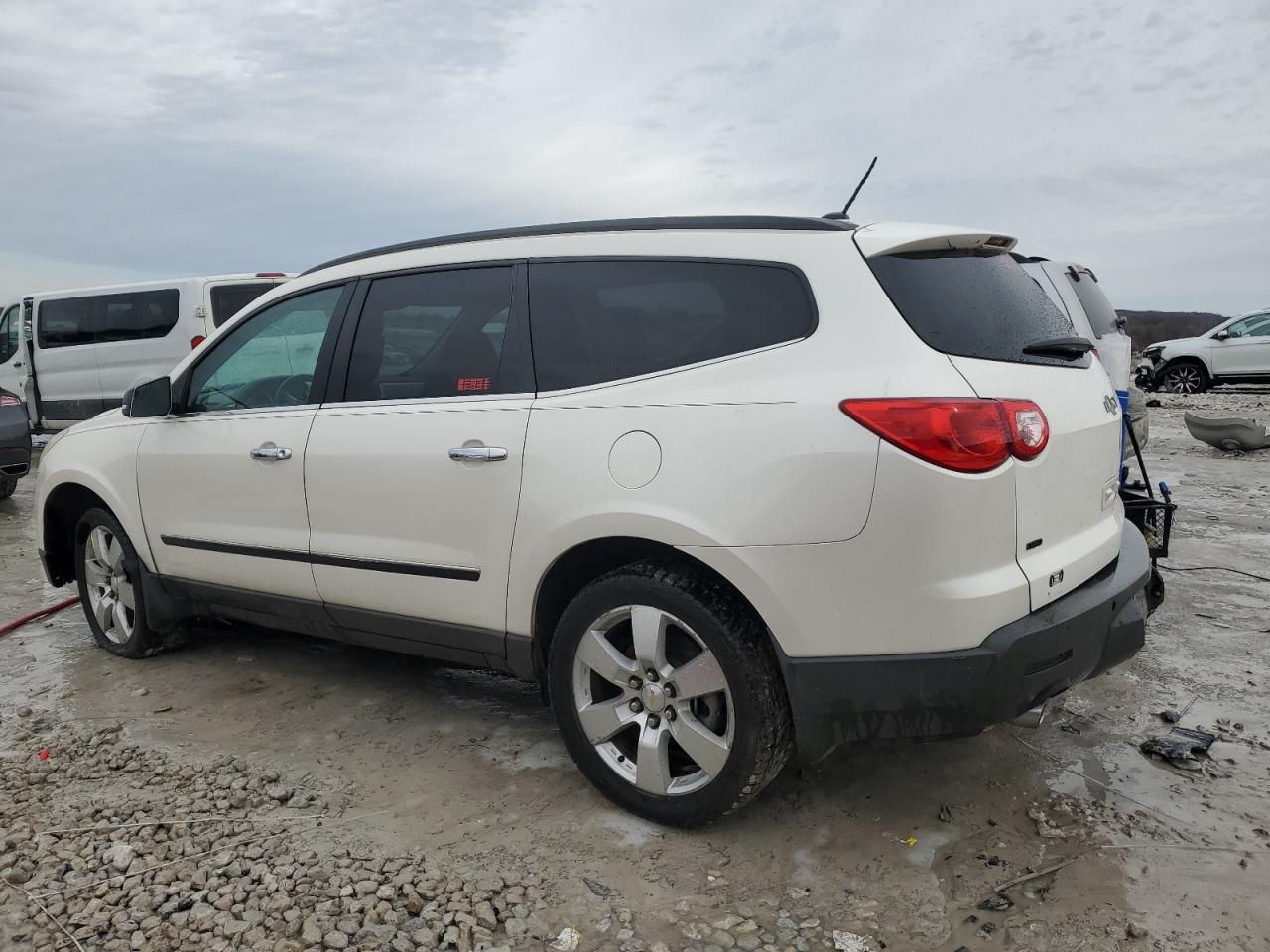 2011 CHEVROLET TRAVERSE L - Image 2