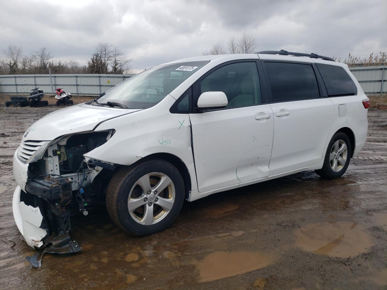 2015 TOYOTA SIENNA LE