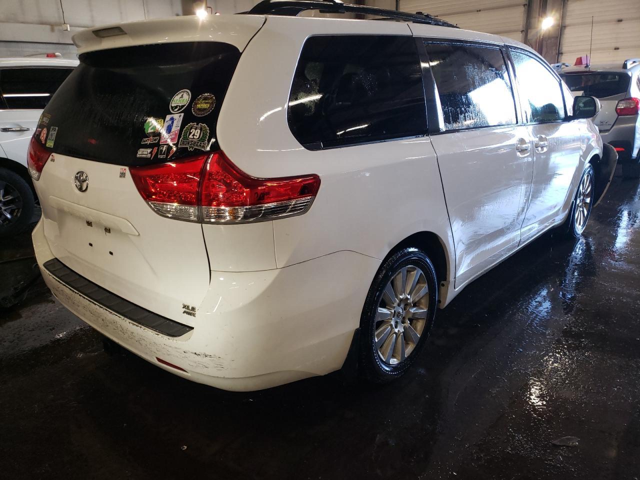 2013 TOYOTA SIENNA XLE - Фото 3