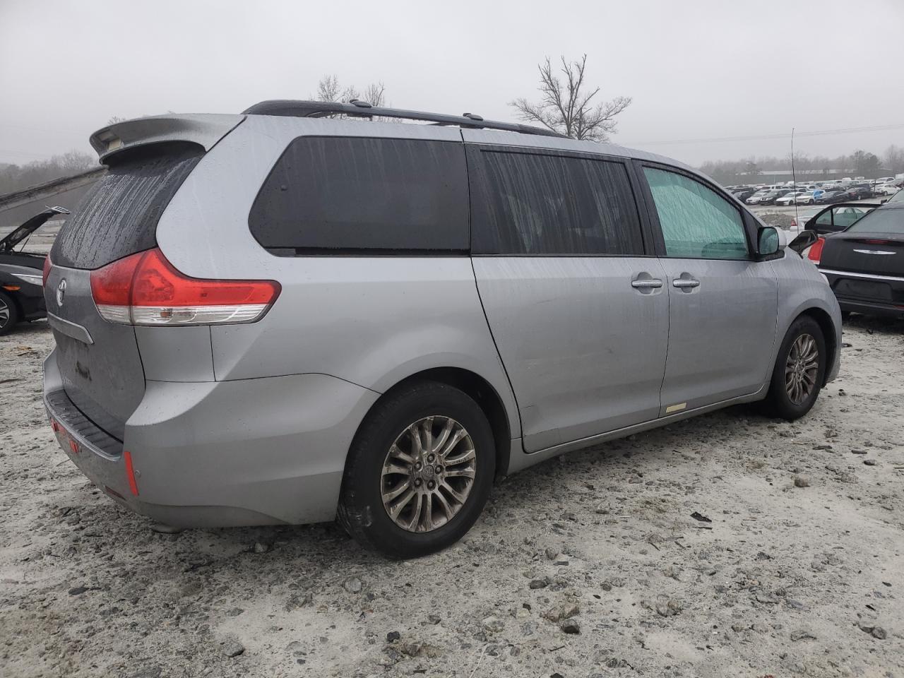 2013 TOYOTA SIENNA XLE - Фото 3