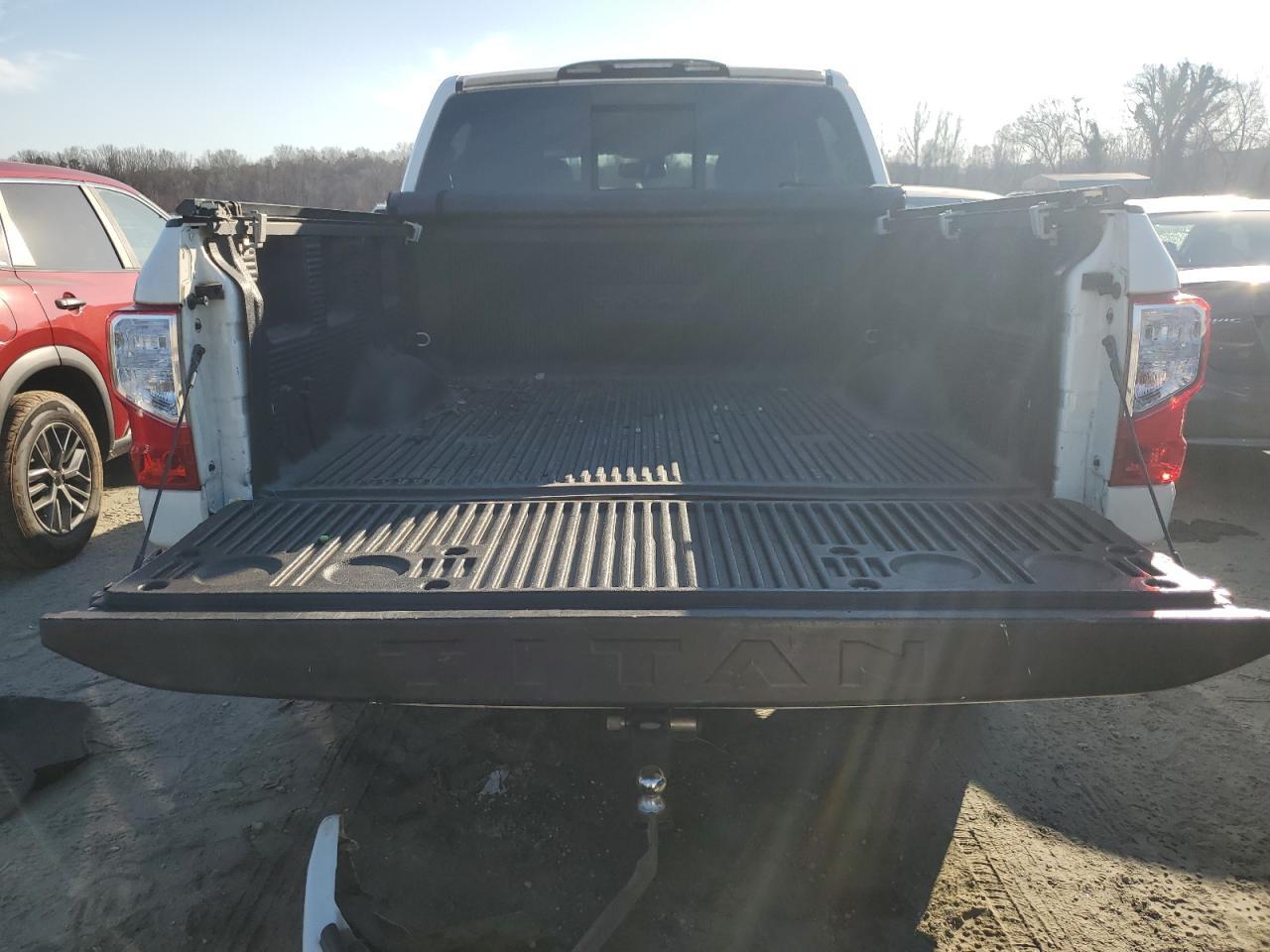 2018 NISSAN TITAN SV - Фото 6