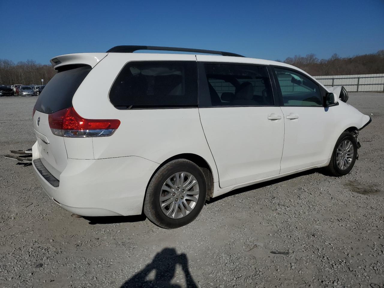 2011 TOYOTA SIENNA XLE - Фото 3