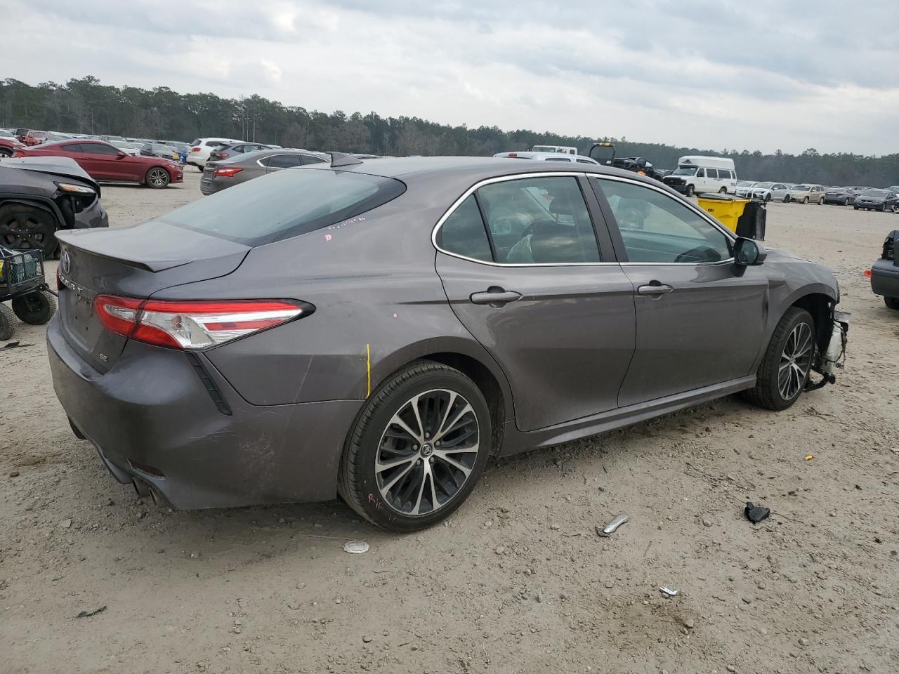 2020 TOYOTA CAMRY SE - Фото 3