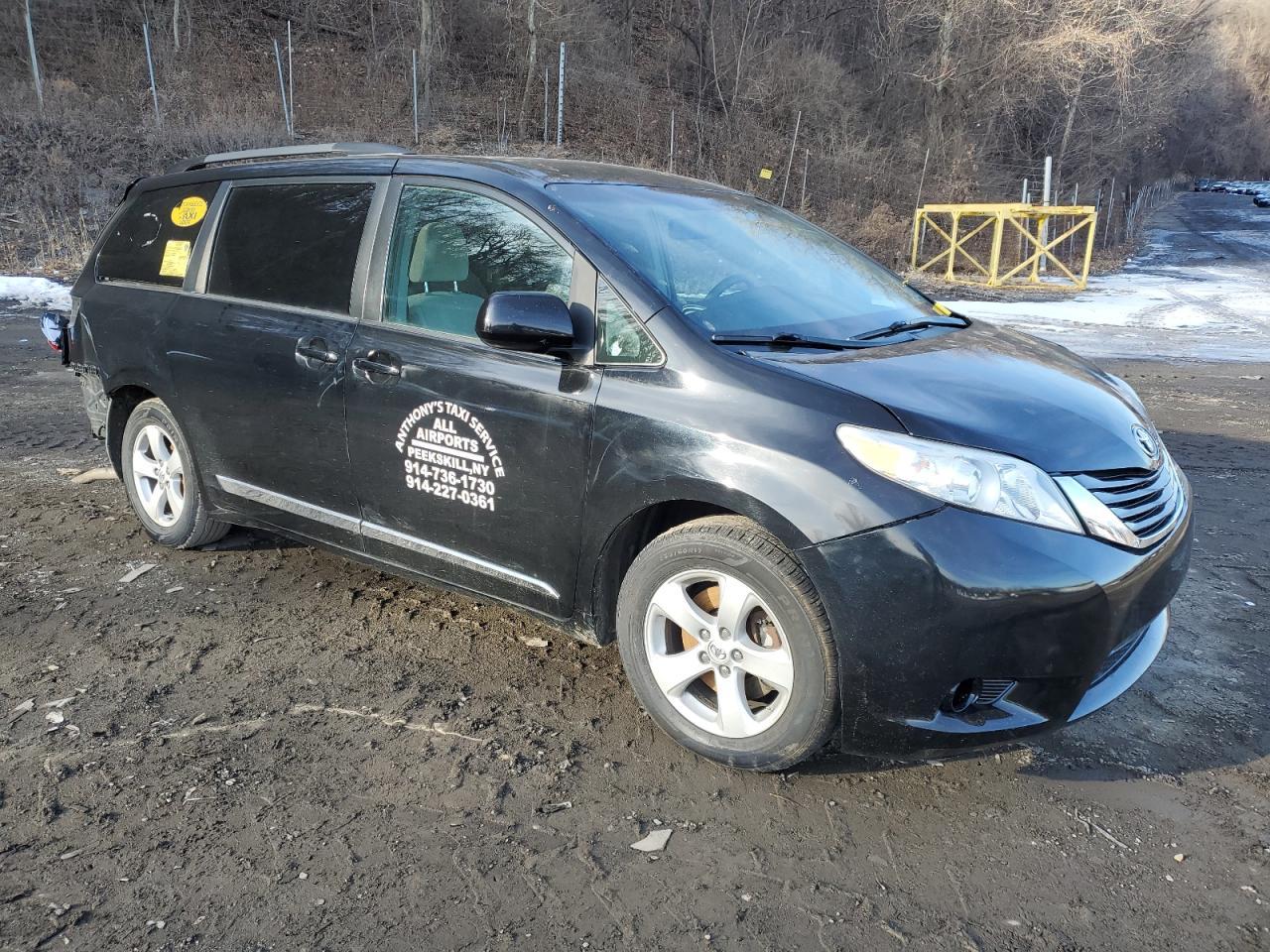 2015 TOYOTA SIENNA LE - Image 4