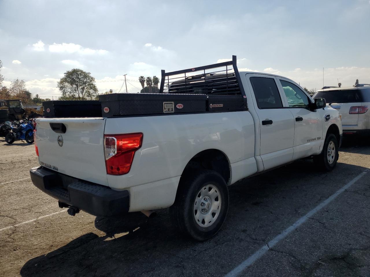 2017 NISSAN TITAN XD S - Фото 3