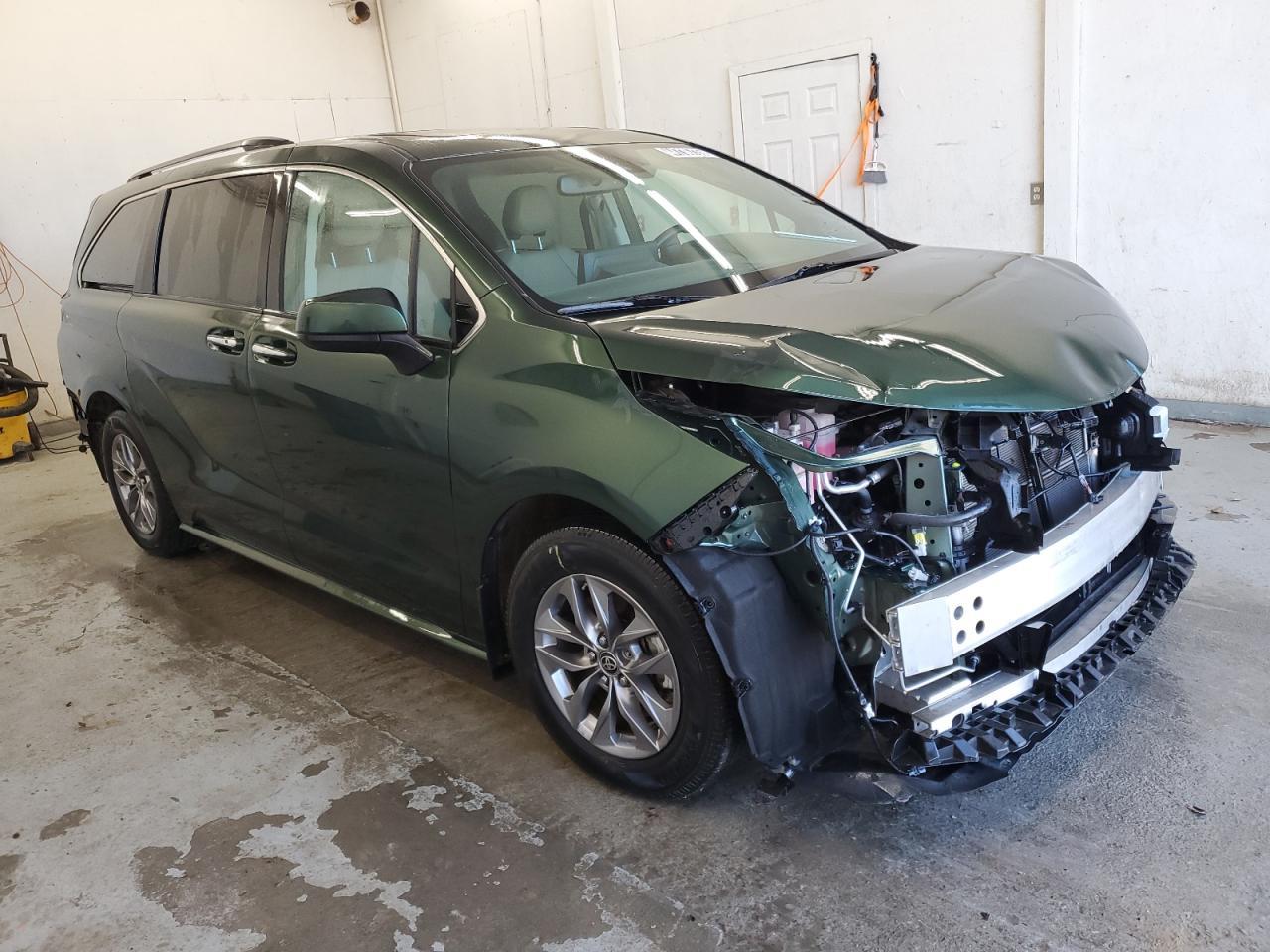 2023 TOYOTA SIENNA XLE - Image 4