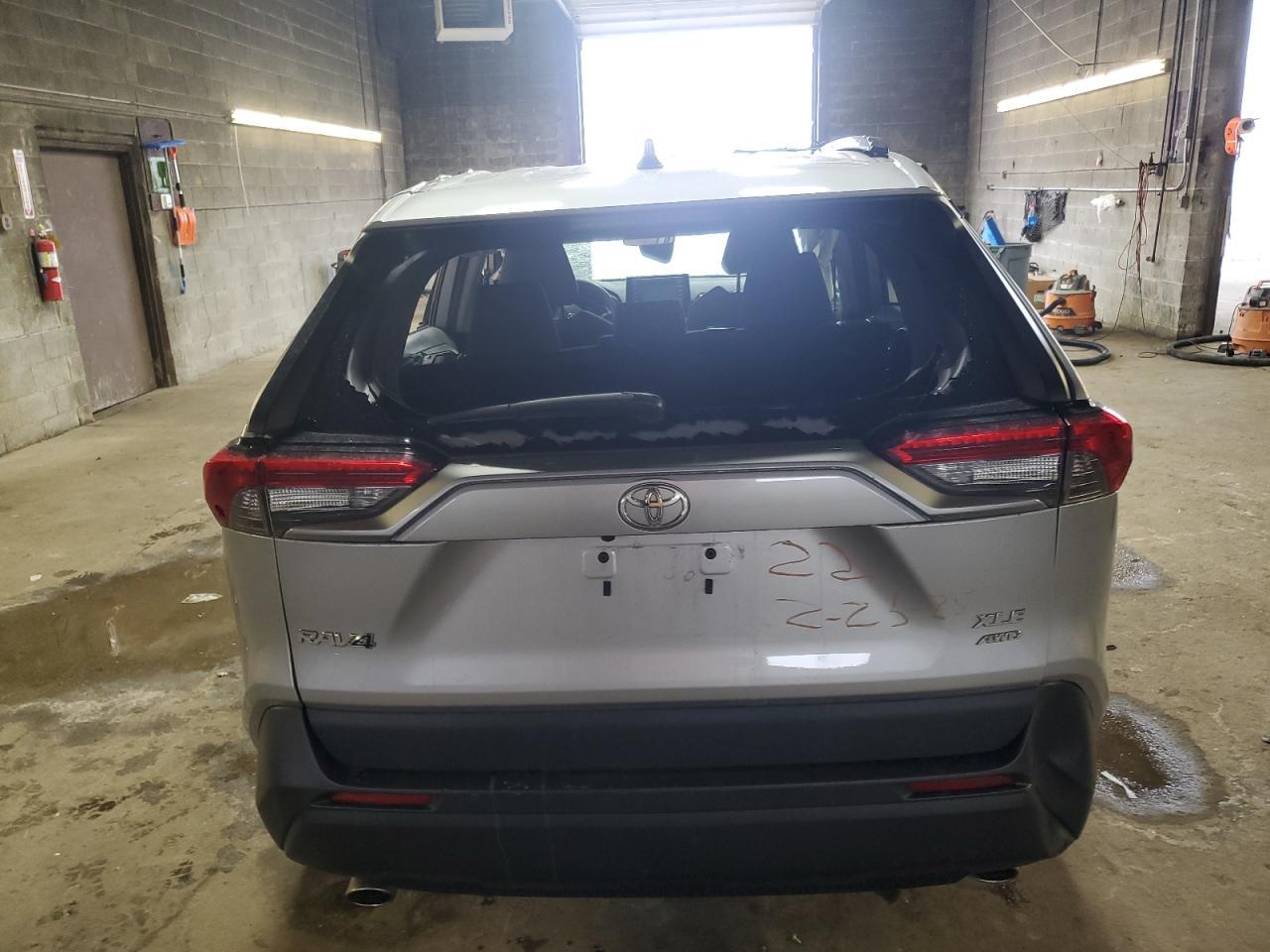 2020 TOYOTA RAV4 XLE - Image 6