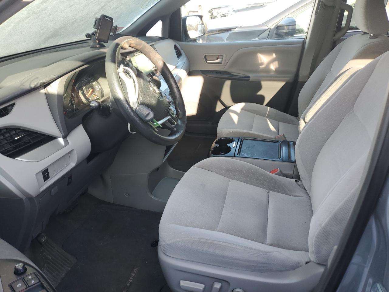 2015 TOYOTA SIENNA LE - Фото 7